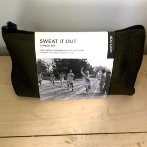 Post Workout 🏋️‍♂️ 3 piece set ( mesh bag, 17.6 oz bath salt, & 7 oz soap)